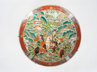 Vente aux enchères Grand plat en porcelaine d'Imari, décor d'émaux polychromes de guerrri