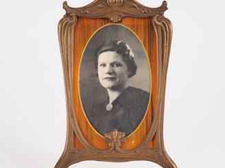 Vente aux enchères Cadre porte photo Art nouveau en laiton à décor de fleurs et feuillage