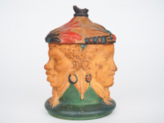Vente aux enchères Pot à tabac fin XIXème début Xxème en terre cuite polychrome figurant 