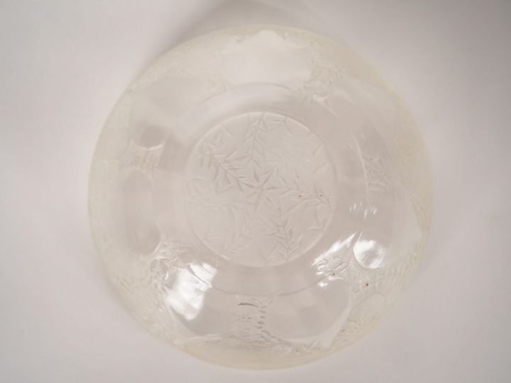 	R. LALIQUE.  Petite coupe à décor gravé de fleurs. Signée.
