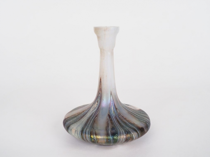 LOETZ.  Soliflore 1900 en verre irisé, non signé. H. 14 cm.