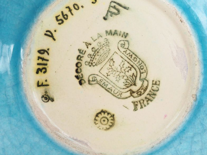 LONGWY.  Paire de tasses et sous tasses en émaux polychromes à décor d