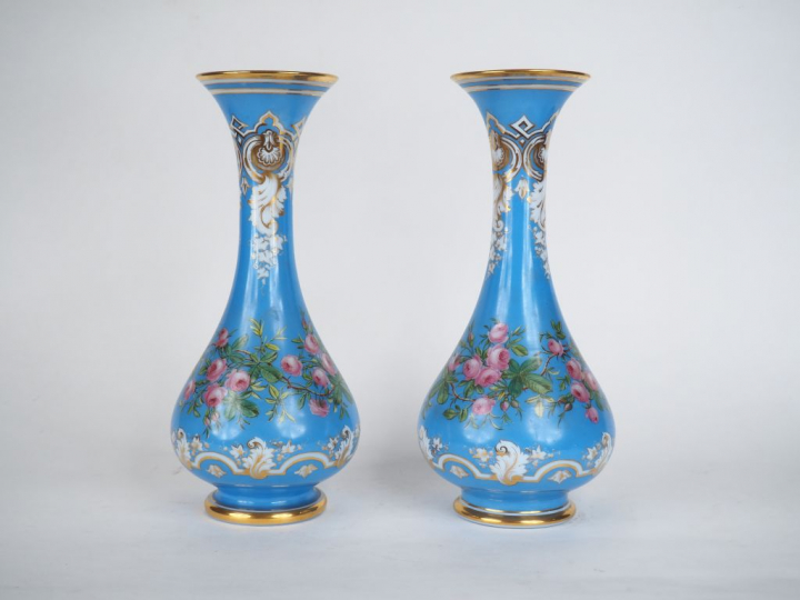 Paire de vases Napoléon III en opaline à décor de guirlandes de roses,