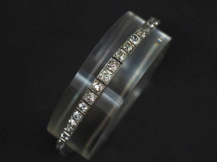Bracelet articulé en or blanc, serti d'une ligne de quarante-sept diam