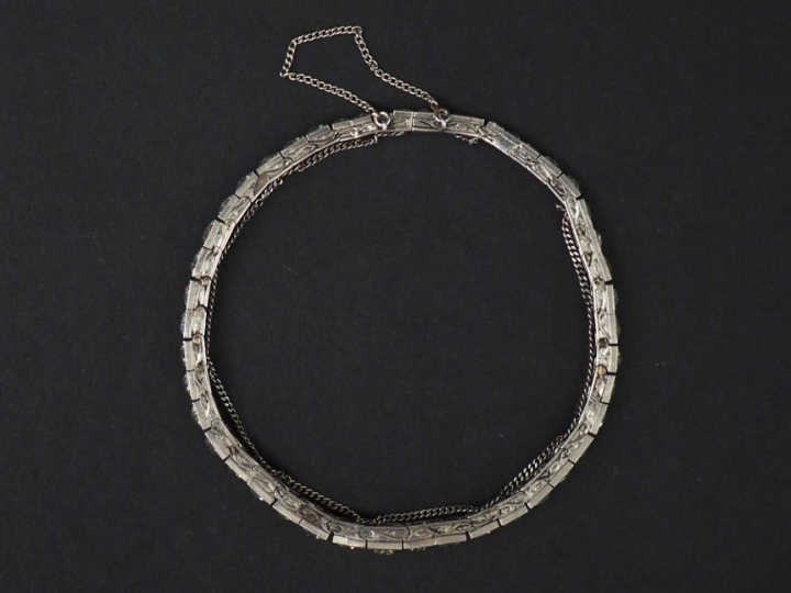 Bracelet articulé en or blanc, serti d'une ligne de quarante-sept diam