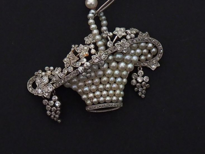 Sautoir en platine, ornée d’un pendentif en forme de panier à décor de