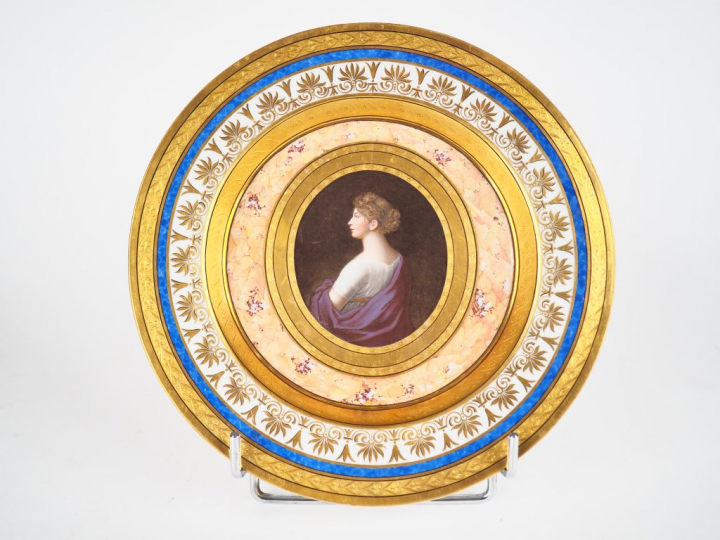 Assiette XIXème en porcelaine de Berlin à décor polychrome dans une ré