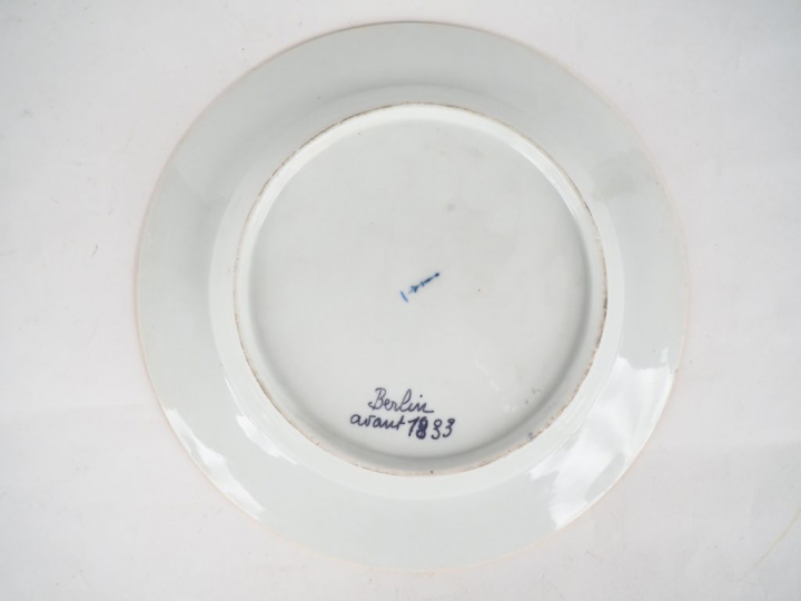 Assiette XIXème en porcelaine de Berlin à décor polychrome dans une ré