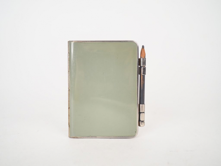 Ravissant carnet Art Déco en émail céladon et métal contenant l'agenda