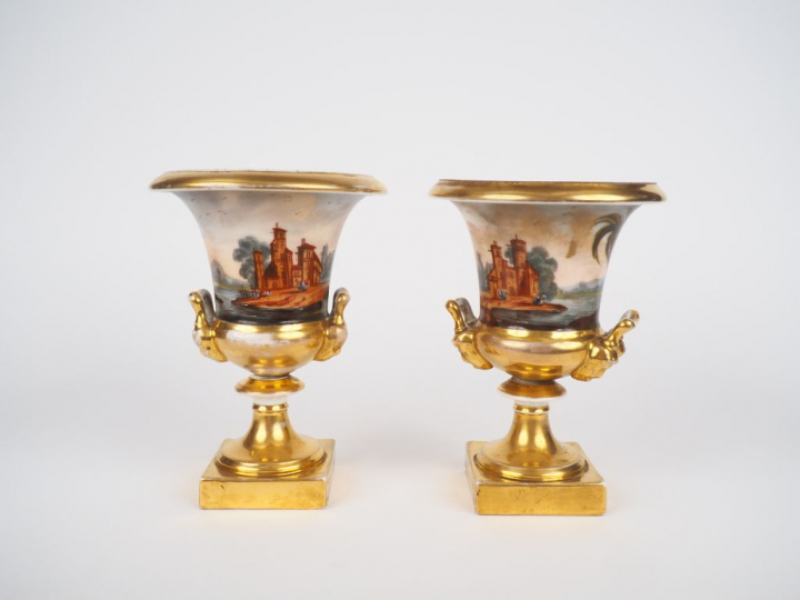 	Paire de vases Médicis Restauration en porcelaine de Paris, à décor d