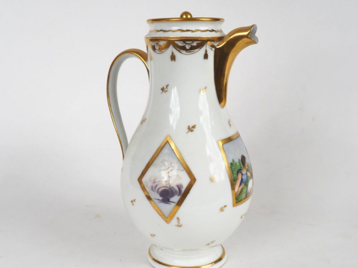 	Grande verseuse XIXème en porcelaine de Paris, à décor polychrome dan