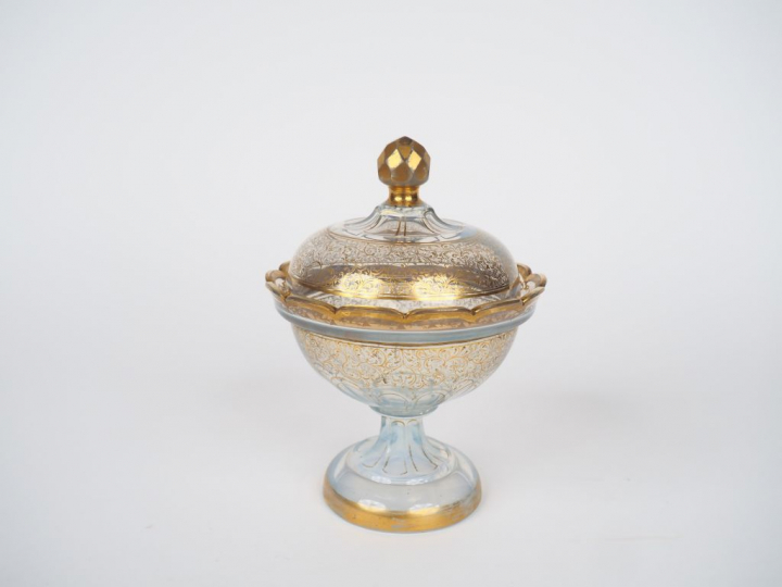 Drageoir Charles X en cristal légèrement opalescent, à décor émaillé d