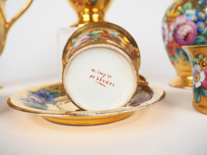 Service à café fin XIXème en porcelaine de Paris, à décor de bouquet e