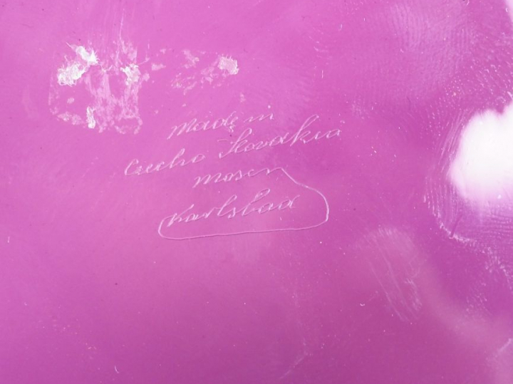 Bonbonnière en cristal aubergine et doré, signée Moser Karlsbav, à déc
