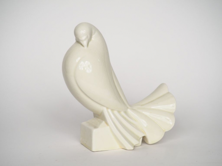 ADNET.  "La colombe".  Sujet en céramique blanche  Signé. H. 20,5 cm