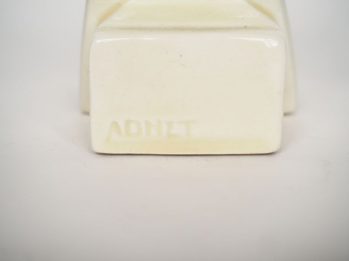 ADNET.  "La colombe".  Sujet en céramique blanche  Signé. H. 20,5 cm