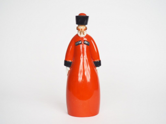 Vente aux enchères ROBJ.  Bouteille à liqueur en porcelaine polychrome "Le pope".  Signée