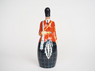 Vente aux enchères ROBJ.  Bouteille à liqueur en porcelaine polychrome "guard écossais". 