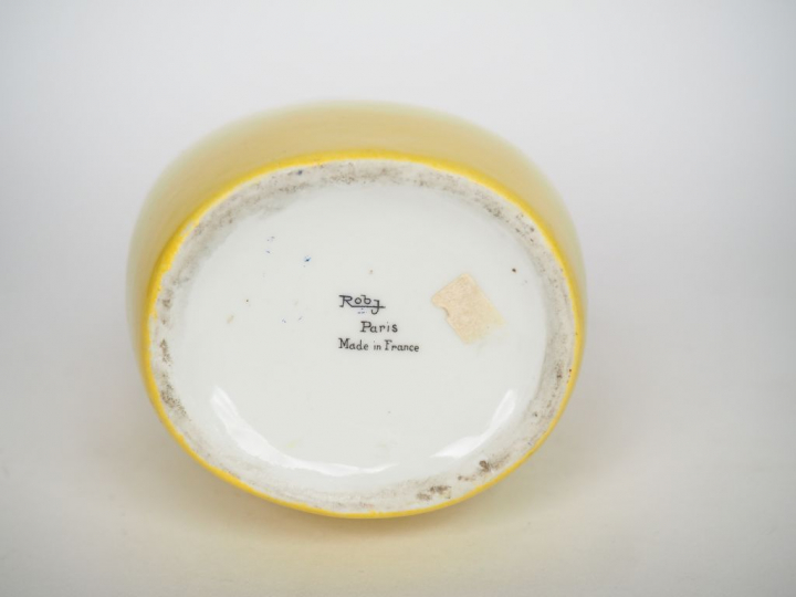 ROBJ.  Bouteille à liqueur en porcelaine polychrome "jeune domestique"