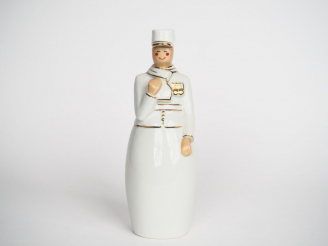 Vente aux enchères ROBJ.  Boite en porcelaine blanche "Soldat". Signée.  Dim. 27,5 cm