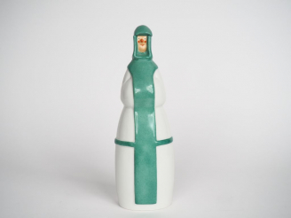 Vente aux enchères ROBJ.  Bouteille à liqueur en porcelaine polychrome "religieuse" Signé