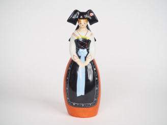 Vente aux enchères ROBJ.  Bouteille à liqueur en porcelaine polychrome "Alsacienne" Signé