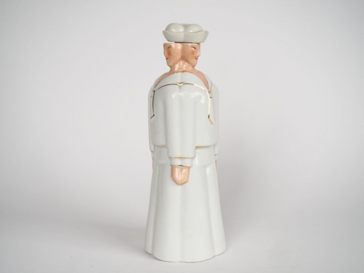 ROBJ.  Bouteille en porcelaine polychrome "les trois marins". Signée. 