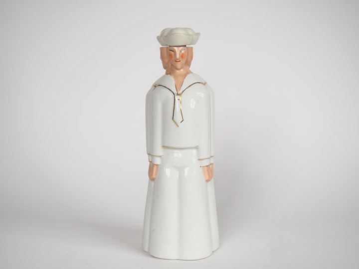 ROBJ.  Bouteille en porcelaine polychrome "les trois marins". Signée. 