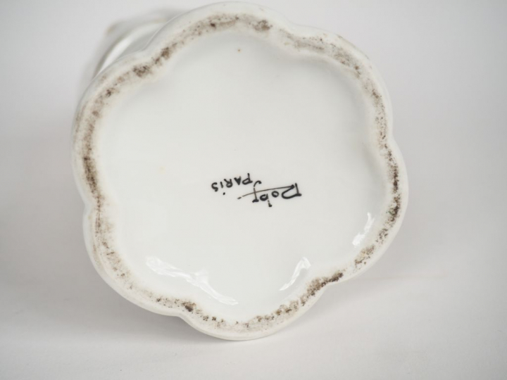 ROBJ.  Bouteille en porcelaine polychrome "les trois marins". Signée. 