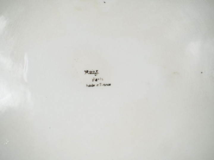 ROBJ.  Bouteille à liqueur en porcelaine polychrome "porteuse d'orange