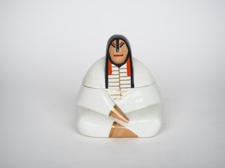ROBJ.  Brule parfum "jeune squaw assise". Signée H. 12,5 cm