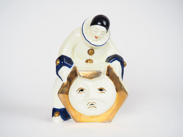 Veilleuse en porcelaine "pierrot".  Signée Limoges France  H. 22,5 cm 