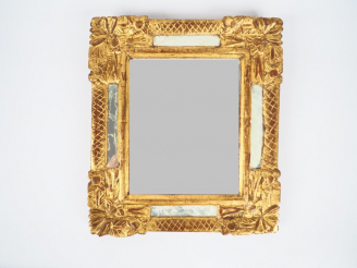 Vente aux enchères Miroir à glacillons en bois doré et sculpté, à décor de fleurs. Dim. 4