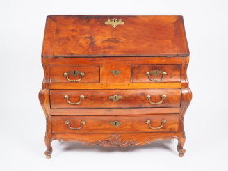 Vente aux enchères Commode scriban Louis XV en noyer mouluré ouvrant à quatre tiroirs sur