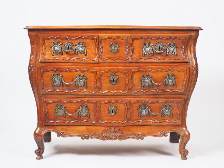 Commode tombeau Louis XV en merisier mouluré et sculpté, ouvrant à cin