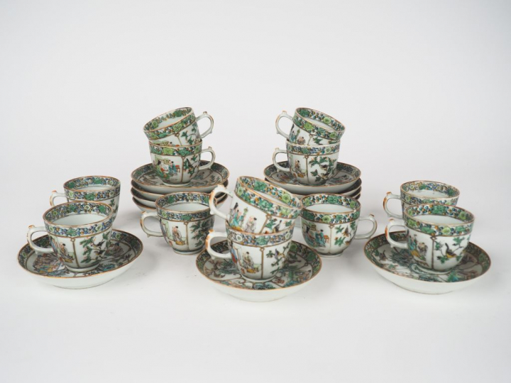 Bel ensemble de douze tasses et sous tasses en porcelaine de Canton, à