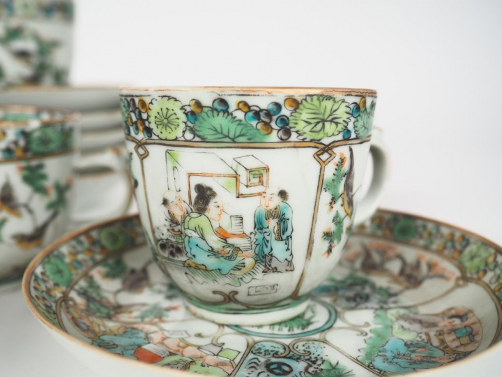Bel ensemble de douze tasses et sous tasses en porcelaine de Canton, à