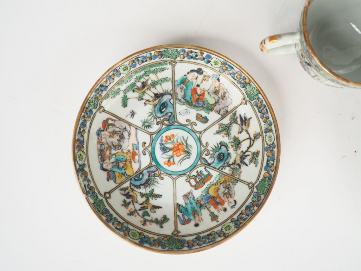 Bel ensemble de douze tasses et sous tasses en porcelaine de Canton, à