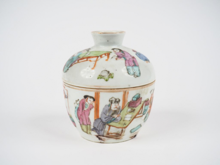 Coupe couverte en porcelaine et émaux de la famille rose, à décor de p