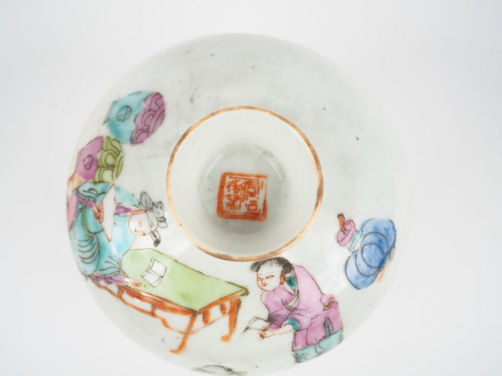 Coupe couverte en porcelaine et émaux de la famille rose, à décor de p