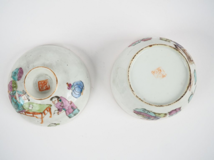 Coupe couverte en porcelaine et émaux de la famille rose, à décor de p
