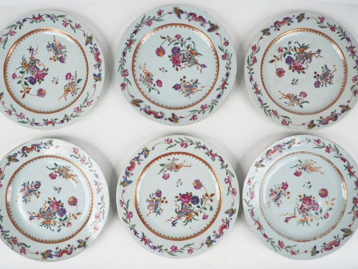 6 assiettes en porcelaine et émaux famille rose Compagnie des Indes dé