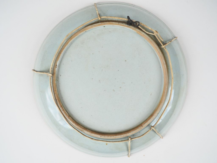 Plat en porcelaine famille rose, décor floral Chine XVIIème  Diam. 35 