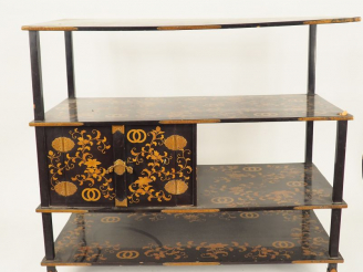 Vente aux enchères Meuble à étagères ouvrant à deux portes en laque à décor aux laques or