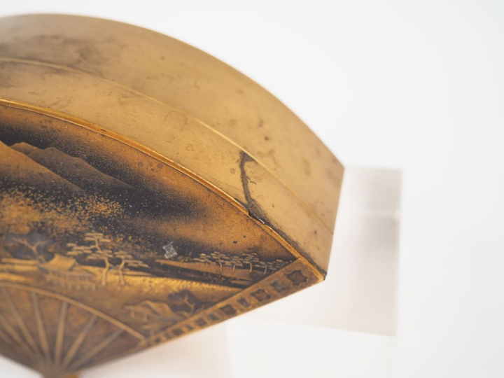 Boite en forme d'éventail finement décorée en Hira e taka maki e sur f