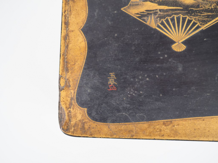 Petit coffret à décor or sur fond noir d'éventails, intérieur en laque