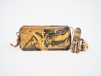 Vente aux enchères Inro à quatre cases décor aux laques d'or d'une cascade traversant un 