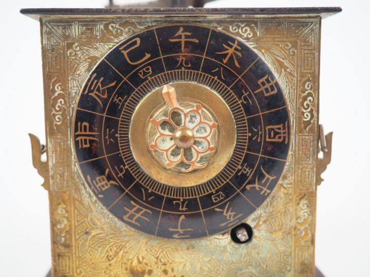 Pendule de voyage japonaise en cuivre décor finement ciselé de composi