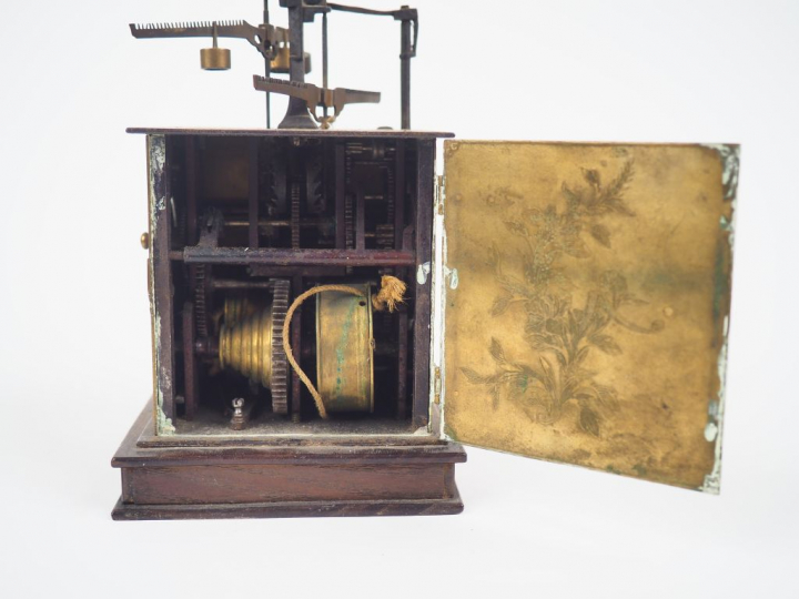 Pendule de voyage japonaise en cuivre décor finement ciselé de composi