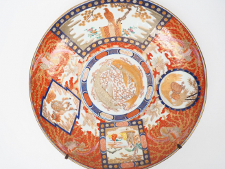 Vente aux enchères Grand plat en porcelaine d'Imari décor polychrome rehaussé d'or d'anim